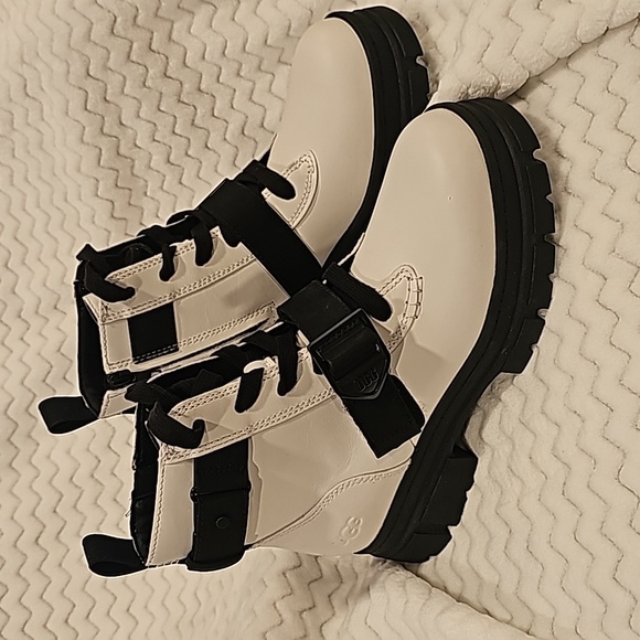 New Ugg Ashton lace-up boots - Picture 1 of 12